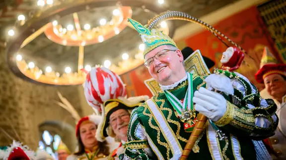 Prinz Andreas Markurth (Andreas II.) aus Hannover, gebürtiger Braunschweiger, steht beim Karnevalsauftakt mit der Prinzenproklamation im Altstadtrathaus. | picture alliance/dpa, Julian Stratenschulte Prinz Andreas Markurth (Andreas II.) aus Hannover, gebürtiger Braunschweiger, steht beim Karnevalsauftakt mit der Prinzenproklamation im Altstadtrathaus.