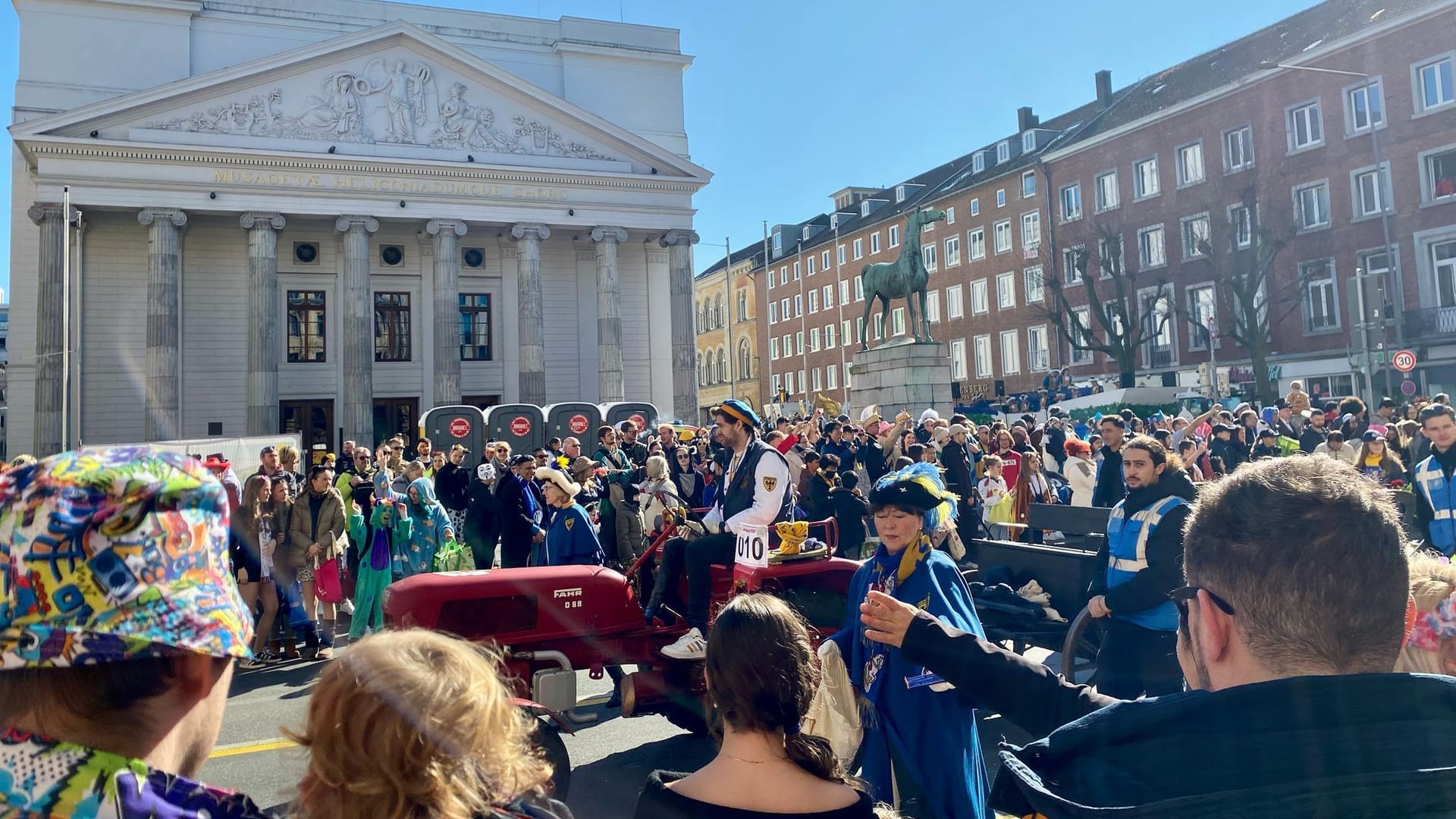 Karnevalisten versammeln sich auf dem Theaterplatz: Das ist in diesem Jahr nicht möglich.