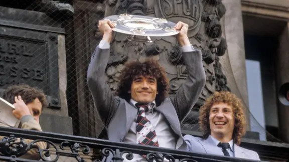 HSV-Star Kevin Keegan 1979 mit der Meisterschale