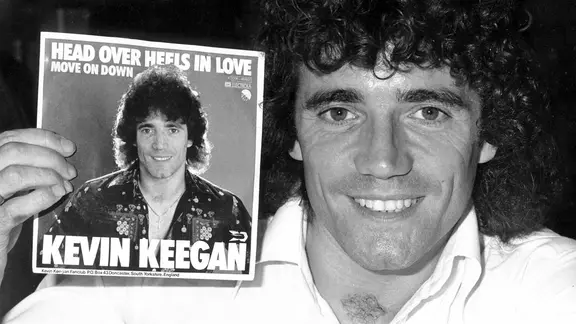 Kevin Keegan posiert mit seiner Hitsingle "Head Over Heals In Love"