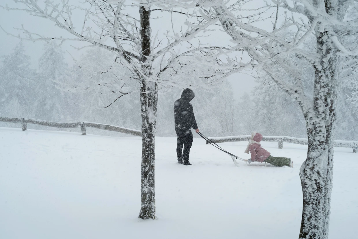 Kommt man mit dem Bus nicht mehr hin, aber auf dem Großen Feldberg im Taunus sorgt der Schnee für Spaß.