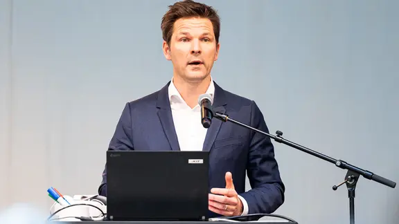 Steffen Krach spricht bei einer Eröffnung. (Themenbild)