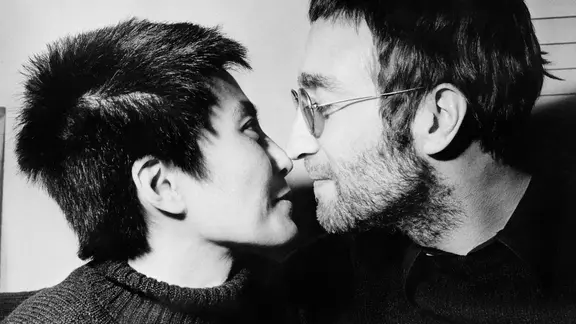 Yoko Ono und John Lennon machen einen Eskimo Kiss