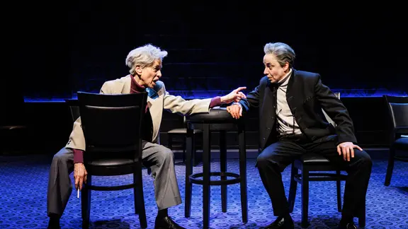 Zwei Darsteller bei den Hamburger Kammerspielen spielen das Stück "Last Call" | Hamburger Kammerspiele / Maria Baranova Zwei Darsteller bei den Hamburger Kammerspielen spielen das Stück "Last Call"