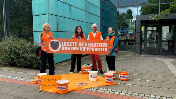 Das Bild zeigt Mitglieder der Letzten Generation. | NDR Das Bild zeigt Mitglieder der Letzten Generation.