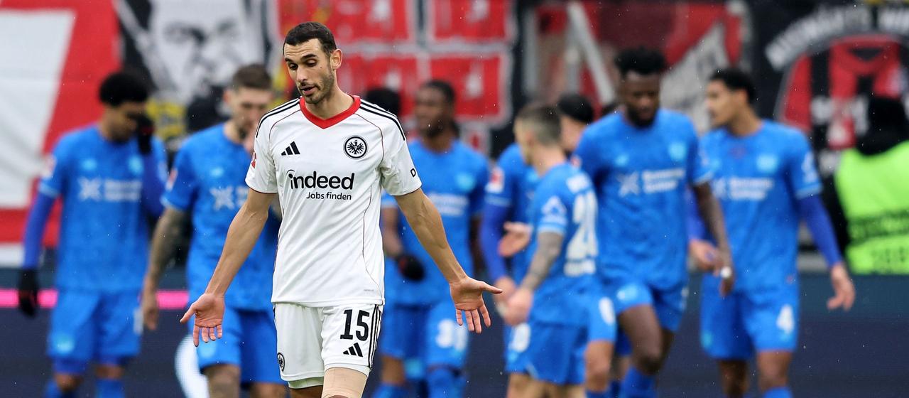 Frankfurts Elyes Skhiri guckt frustriert während die Leverkusener im Hintergrund jubeln