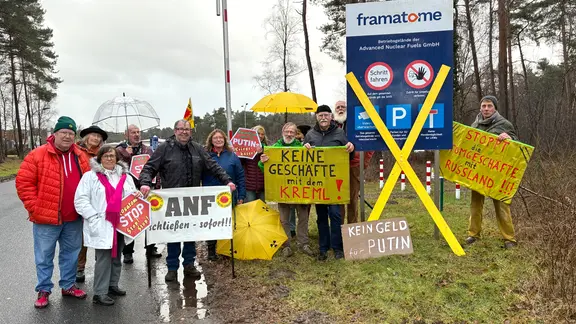 Anti-Atomkraft-Organisationen sehen nun Minister Meyer in der Verantwortung, eine Genehmigung zu verweigern. | NDR, Anke Hoffmann Demonstranten halten eine Mahnwache vor der Brennelementefabrik ab.
