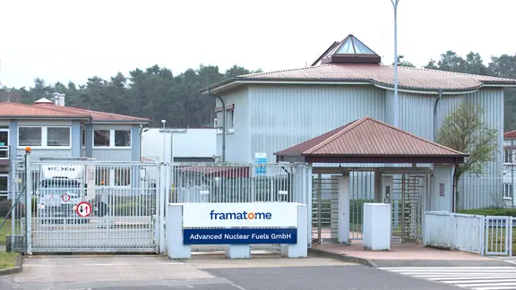 Blick auf ein Zugangstor vom Werk der Framatome - Advanced Nuclear Fuels GmbH in Lingen. | picture alliance/dpa, Friso Gentsch Blick auf ein Zugangstor vom Werk der Framatome - Advanced Nuclear Fuels GmbH in Lingen.