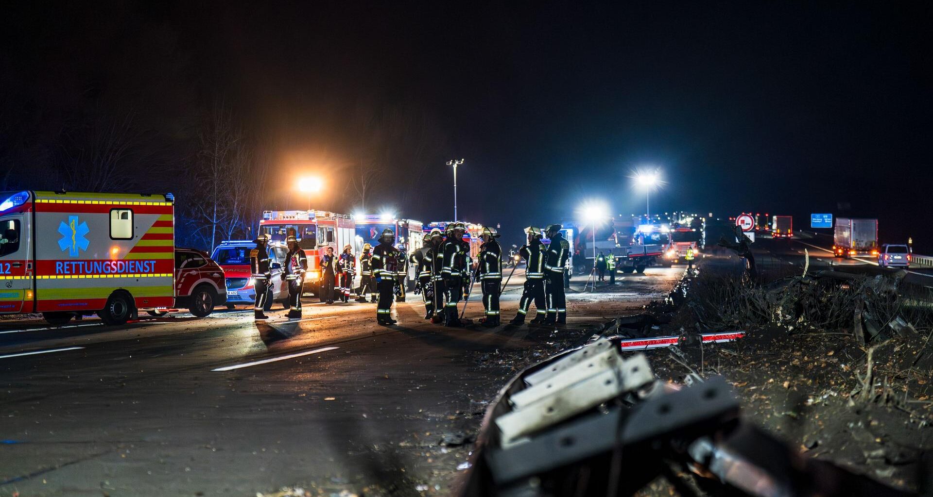 Hessen am Morgen: ++ Lkw reißt Leitplanke auf A3 auf – Autobahn gesperrt ++
