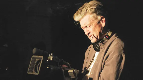 Als Ergründer der menschlichen Seele startete Regisseur David Lynch seine Karriere mit zwei Filmen, die heute unbestrittenen Kultstatus haben: „Eraserhead“ (1977) und | © Photo12/7e Art/StudioCanal/Camerimage/Asymmetrical Regisseur David Lynch mit einer Kamera