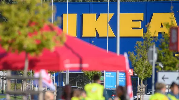 Das Einrichtungshaus IKEA von außen | picture alliance/dpa/dpa-Zentralbild, Klaus-Dietmar Gabbert Das Einrichtungshaus IKEA von außen