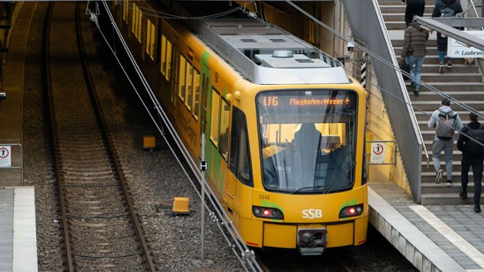 Vorfall in Stuttgart: Mann steigt mit offener Hose in Stadtbahn und belästigt 31-Jährige sexuell