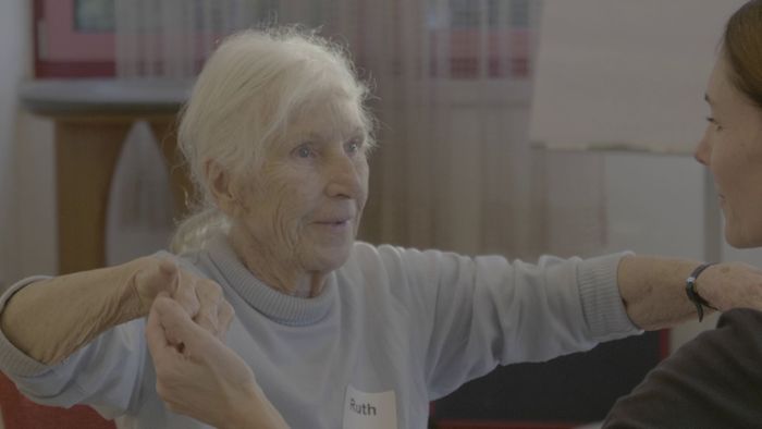 Projekt des Balletts Stuttgart: „Schöne Momente“ – Tanz knüpft  Bande zwischen Demenzkranken und Angehörigen