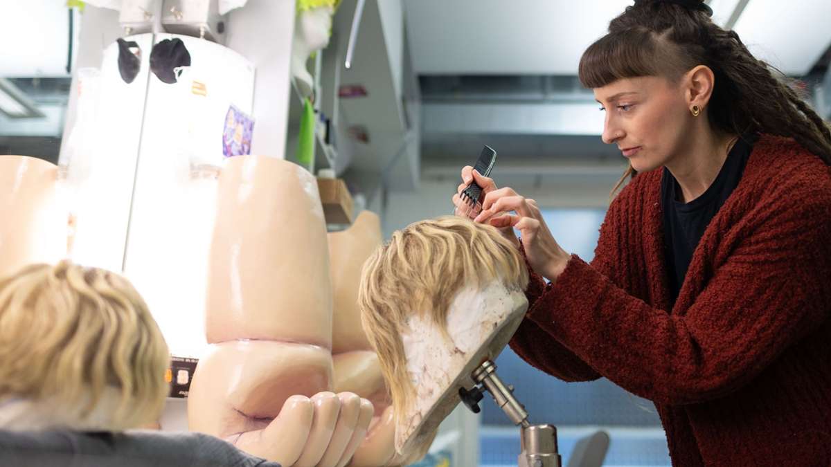 Maske des Schauspiel Stuttgart: Thomas Melle mal sieben: Identische Perücken machen es möglich - Kultur