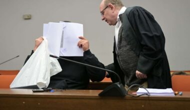 Der Student verbarg sein Gesicht zu Beginn des Prozesses.