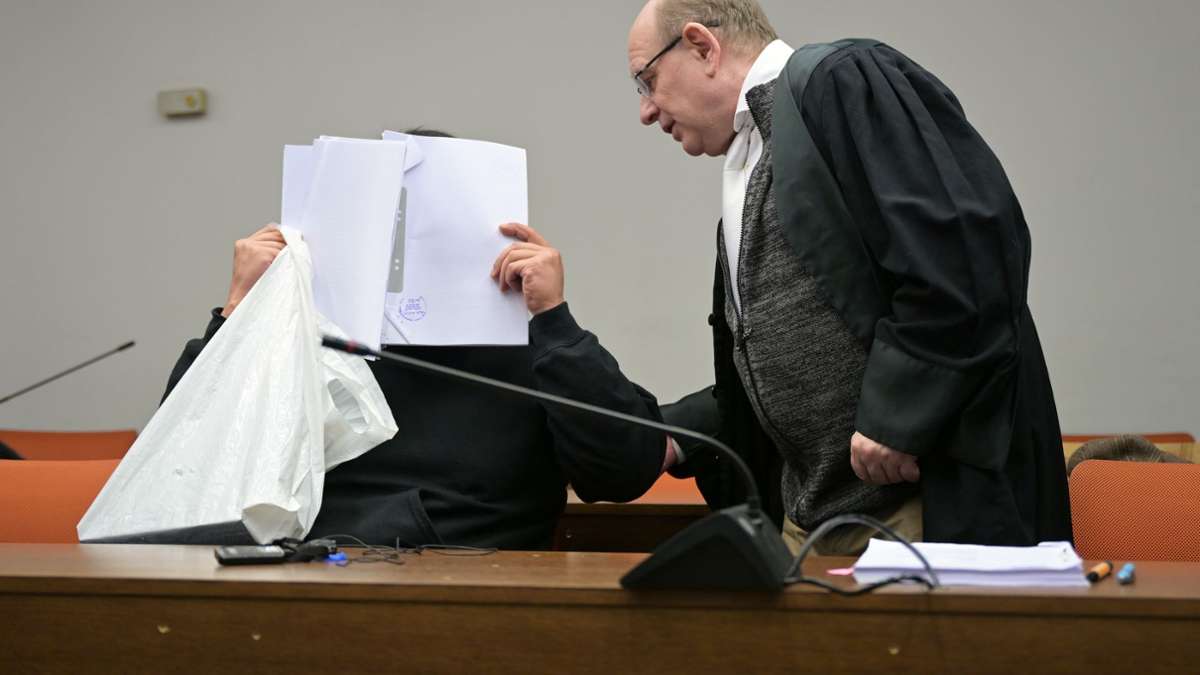 Der Student verbarg sein Gesicht zu Beginn des Prozesses.