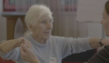 Projekt des Balletts Stuttgart: „Schöne Momente“ – Tanz knüpft Bande zwischen Demenzkranken und Angehörigen