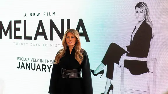 Melania Trump posiert vor einer Leinwand, die für ihren Film wirbt. | picture alliance / ZUMAPRESS.com Melania Trump posiert vor einer Leinwand, die für ihren Film wirbt.
