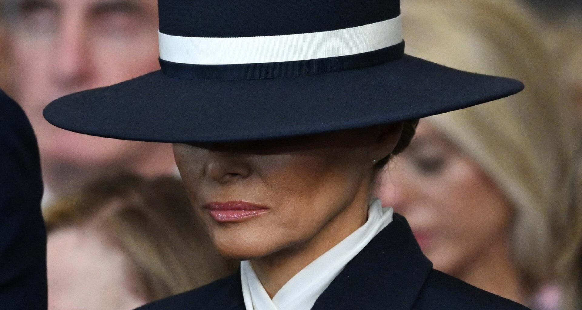 Melania Trump trägt einen grossen Hut der ihr Gesicht verdeckt, bei der Amtseinführung von Donald Trump am 20. Januar 2025 in Washington DC, USA.