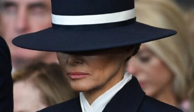 Melania Trump trägt einen grossen Hut der ihr Gesicht verdeckt, bei der Amtseinführung von Donald Trump am 20. Januar 2025 in Washington DC, USA.
