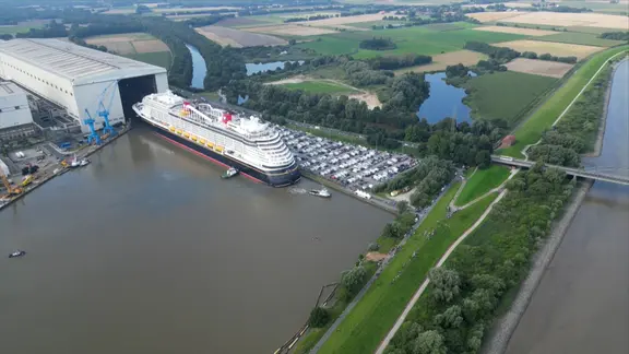 Eine Luftaufnahme zeigt das Kreuzfahrtschiff "Disney Destiny" vor dem Baudock in Papenburg.