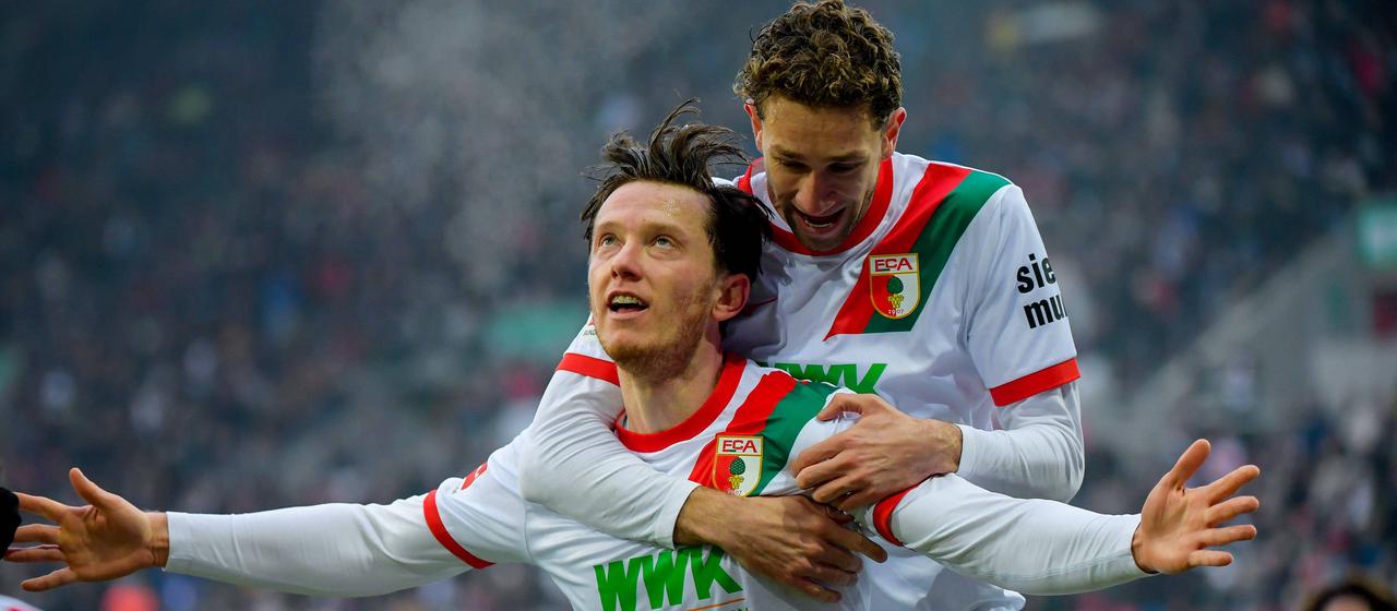 Fußballprofi Michael Gregoritsch (v.) bejubelt ein Tor für den FC Augsburg gegen den FC St. Pauli