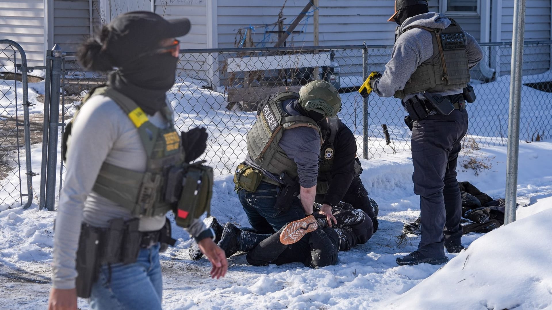 Minneapolis: Eine Person wird von maskierten ICE-Agenten festgenommen.