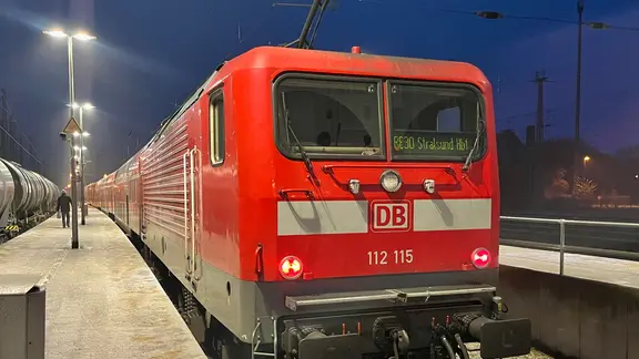 Vereitste Oberleitungen Bahn | NDR/ Christopher Niemann Vereitste Oberleitungen Bahn