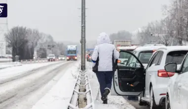 Wegen Schneefalls: Flugausfälle und Staus in Frankfurt und Hessen