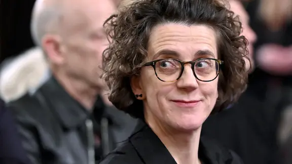 Olga Neuwirth schaut verschmitzt | picture alliance / Herbert Neubauer / APA / picturedesk.com Olga Neuwirth schaut verschmitzt