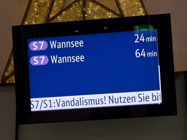 Potsdam, 05.01.2026, Lokales, 
Potsdam Hauptbahnhof, Thema Lage nach dem Stellwerksausfall, Ausfälle bei S-Bahn und  Regionalverkehr wegen Brand-Anschlag, Stromausfall betrifft auch Nahverkehr, ÖPNV; OEPNV, Öffentlicher Personennahverkehr,  Oeffentlicher Personennahverkehr, 
Foto: Ottmar Winter PNN 



ACHTUNG: 
Foto ist ausschließlich für redaktionelle Berichterstattung der PNN und des TGSP! Eine kommerzielle Nutzung, z.B. Werbung, ist ausgeschlossen. Die Weitergabe an nicht autorisierte Dritte, insbesondere eine weitergehende Vermarktung über Bilddatenbanken, ist unzulässig.
