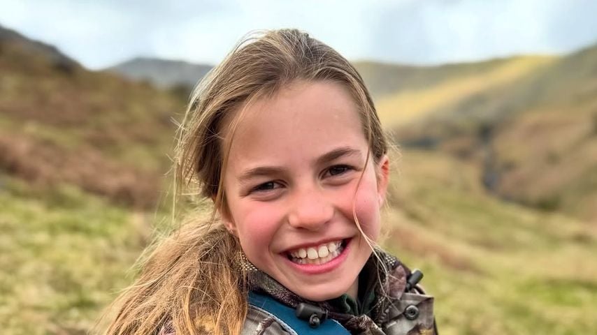 Prinzessin Charlotte lacht Mama Kate entgegen