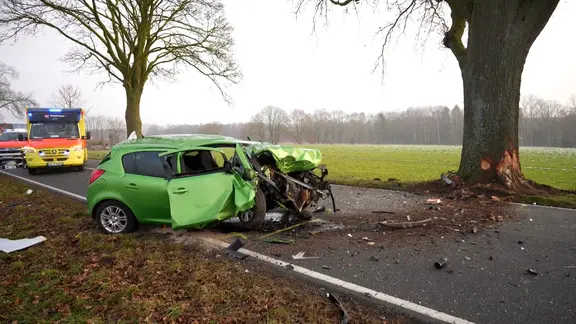 Ein auto, das bei Prinzhöfte im Landkreis Oldenburg gegen einem Baum geprallt ist. | Nord-West-Media TV Ein auto, das bei Prinzhöfte im Landkreis Oldenburg gegen einem Baum geprallt ist.