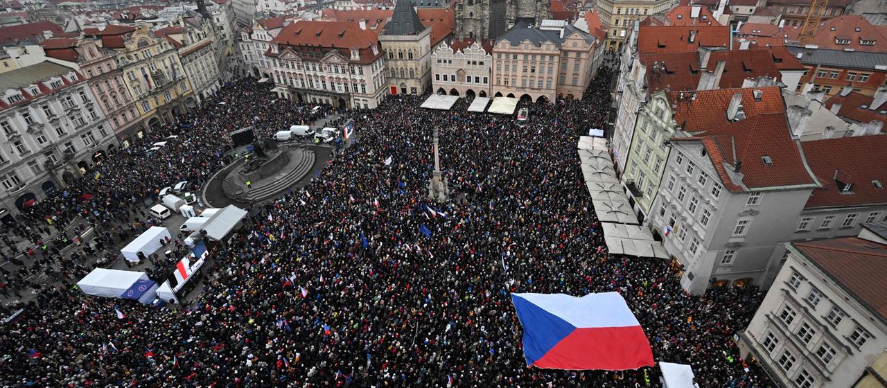 Menschen nehmen an einer Protestkundgebung auf dem Altstädter Ring in Prag teil. | AFP Menschen nehmen an einer Protestkundgebung auf dem Altstädter Ring in Prag teil.