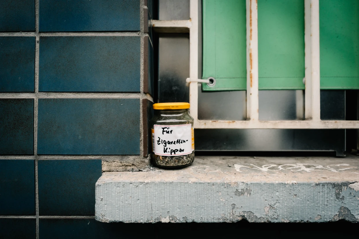 Raucher-Angebot: Rolf Obendorf hat extra Gläser mit der Aufschrift „Für Zigarettenkippen“ aufgestellt, damit sie nicht alle auf der Straße landen.