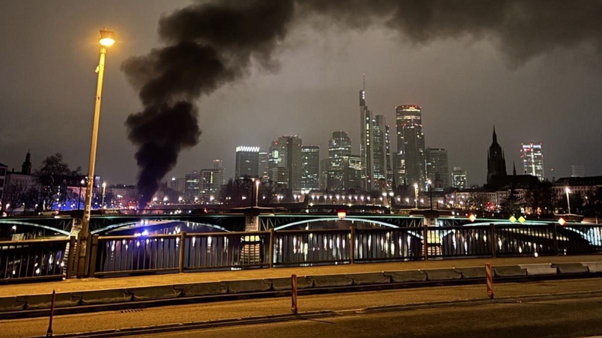 Bus von Viertligist Halle angezündet
