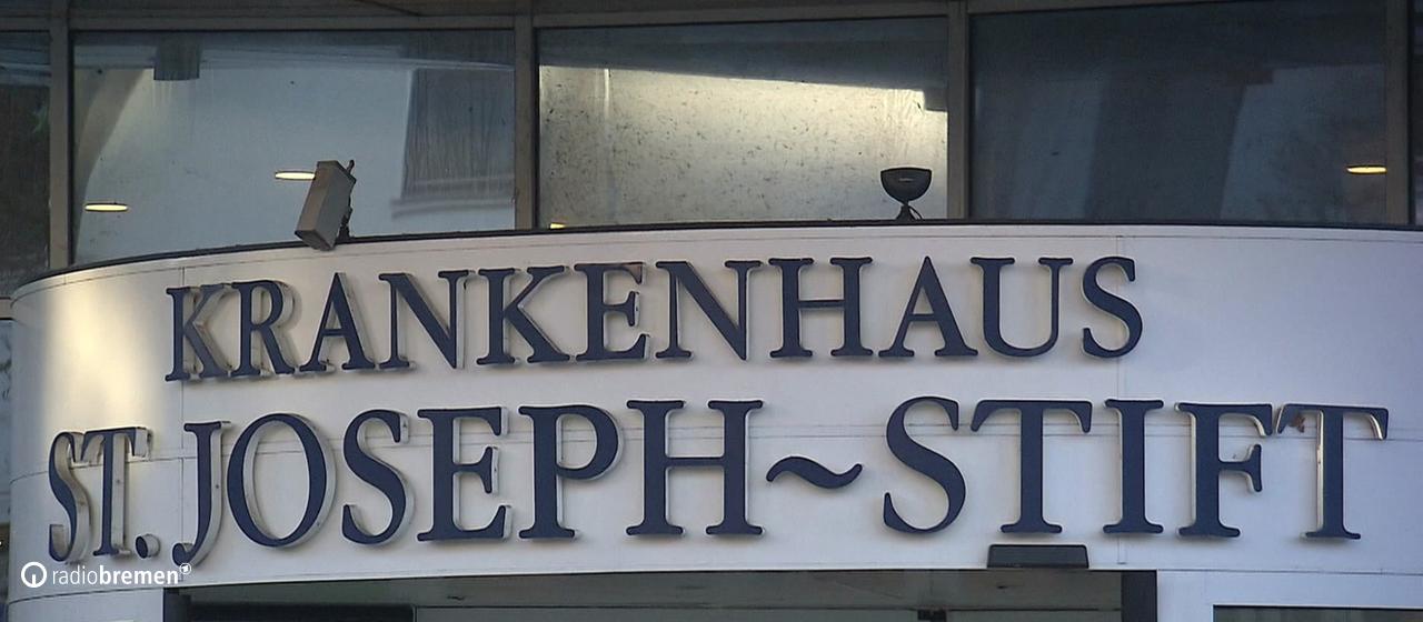 Der Schriftzug "Krankenhaus St. Joseph-Stift über dem Eingangsbereich des Krankenhauses