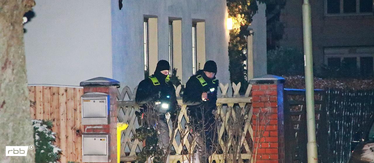 Polizisten am Tatort in Mahlsdorf in der Nacht zum 31.01.2026.(Quelle:John Boutin)