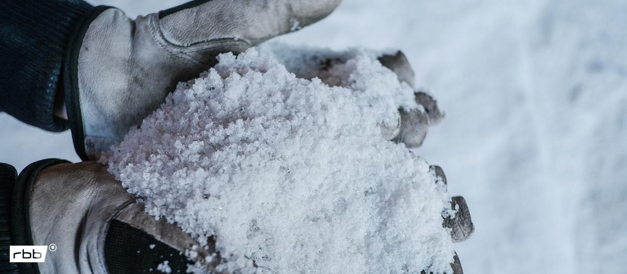 Symbolbild: Eine Person hält am 02.03.2018 eine Hand von Streusalz. (Quelle: dpa-Bildfunk/Ole Spata)