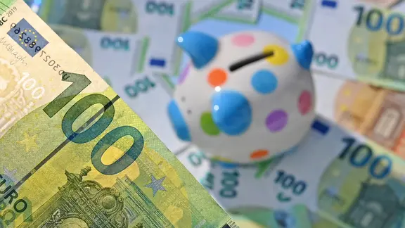 Symbolfoto Geld sparen, Geld zurücklegen: ein Sparschwein und viele Hundert-Euro-Scheine | picture alliance, Frank Hoermann / SVEN SIMON Symbolfoto Geld sparen, Geld zurücklegen: ein Sparschwein und viele Hundert-Euro-Scheine