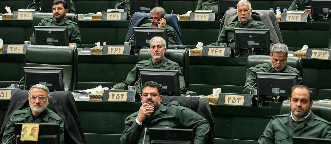 Auf diesem von der Nachrichtenagentur der Islamischen Beratenden Versammlung (ICANA) veröffentlichten Foto nehmen iranische Gesetzgeber in Uniform der Revolutionsgarde an einer Parlamentssitzung teil. | Consultative Assembly News Agency;AP/dpa Auf diesem von der Nachrichtenagentur der Islamischen Beratenden Versammlung (ICANA) veröffentlichten Foto nehmen iranische Gesetzgeber in Uniform der Revolutionsgarde an einer Parlamentssitzung teil.