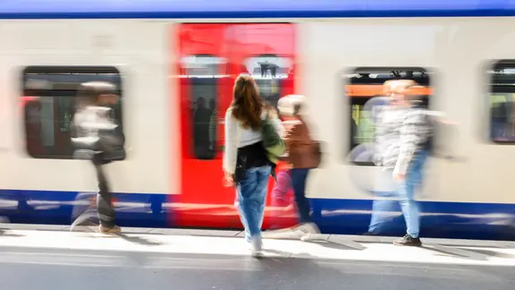 Fahrgäste steigen am Hauptbahnhof Hannover in eine S-Bahn ein. | dpa, Julian Stratenschulte Fahrgäste steigen am Hauptbahnhof Hannover in eine S-Bahn ein.