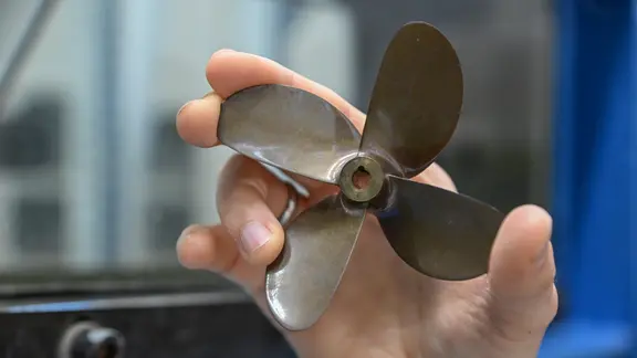 Für seine Untersuchungen im sogenannten Kavitationstunnel nutzt das MinKav-Projektteam Modellpropeller mit einem Durchmesser von 100mm. | HAW Kiel Modell-Schiffspropeller der HAW Kiel.
