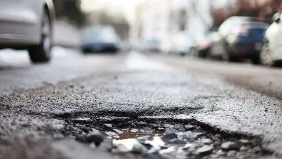 Schlagloch in einer Fahrbahn | fotolia, Peter Atkins Schlagloch in einer Fahrbahn