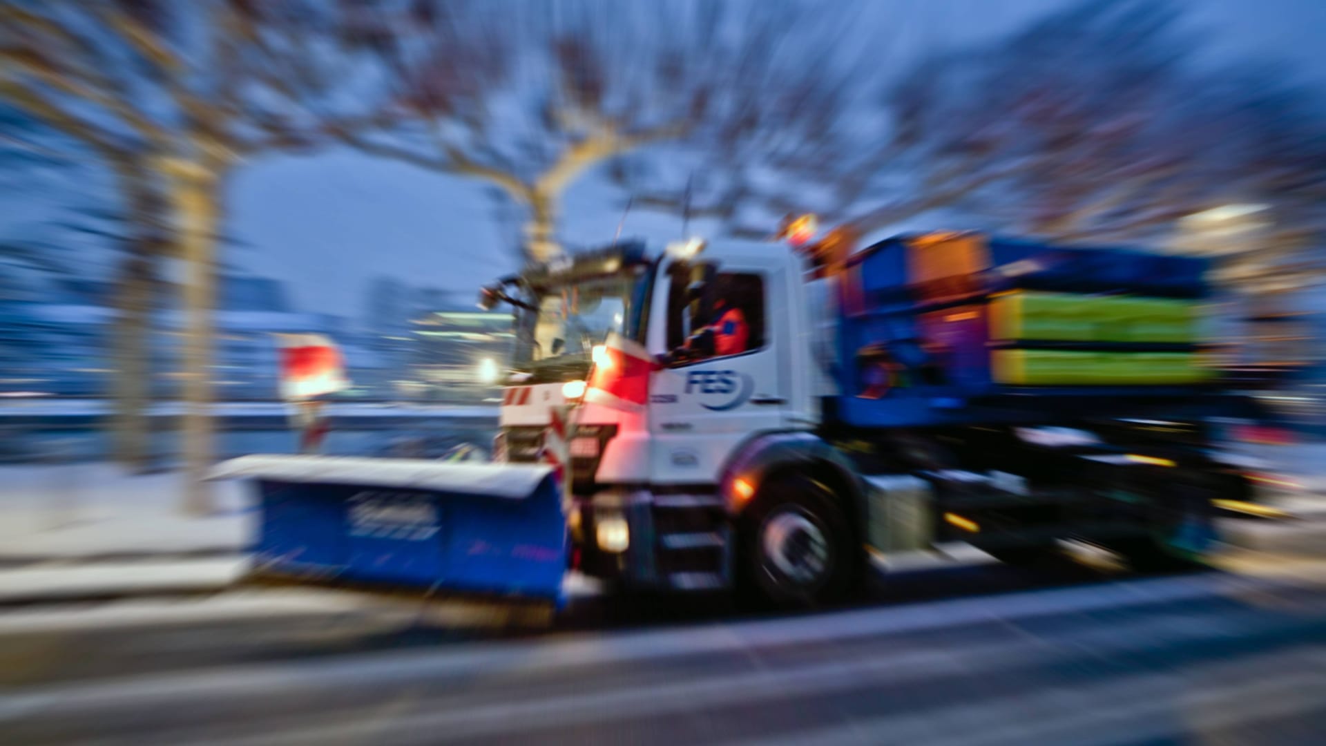 Schneepflug in Frankfurt im Einsatz (Archivbild): In diesem Jahr hat der Winterdienst deutlich mehr zu tun als in anderen Jahren.