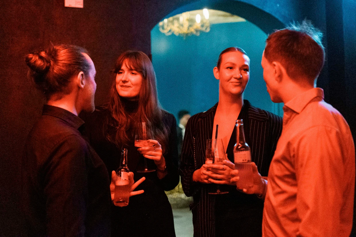 Schnell im Gespräch: Auf einem Dating-Event weiß man, dass das Gegenüber Single und auf der Suche ist. So ist die Hemmschwelle geringer, jemanden anzusprechen.