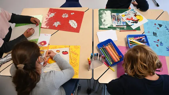 Kinder malen in einer Ganztagsschule. | picture alliance / SZ Photo | Stephan Rumpf Kinder malen in einer Ganztagsschule.