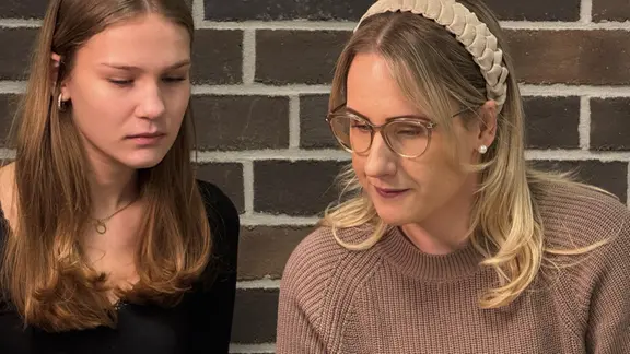 Jamie Janzen mit ihrer Lehrerin Lorena Steinfeld. | NDR, Daniel Sprehe Jamie Janzen mit ihrer Lehrerin Lorena Steinfeld.