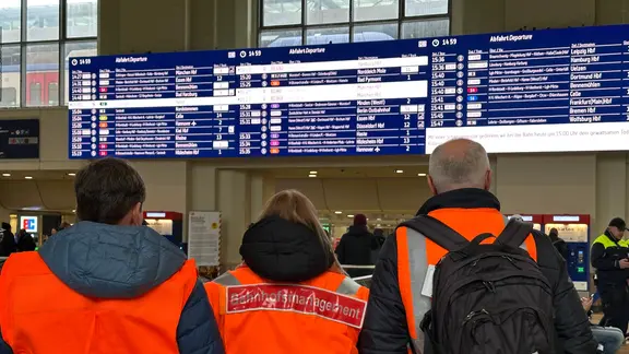 Mitarbeiter der Deutschen Bahn bei einer Schweigeminute am Bahnhof Hannover nach der tödlichen Attacke auf einen Bahn-Mitarbeiter | NDR, Bertil Starke Mitarbeiter der Deutschen Bahn bei einer Schweigeminute am Bahnhof Hannover nach der tödlichen Attacke auf einen Bahn-Mitarbeiter