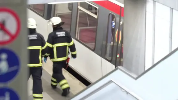 Einsatzkräfte der Feuerwehr gehen entlang eines Bahnsteigs. | TNN Einsatzkräfte der Feuerwehr gehen entlang eines Bahnsteigs.